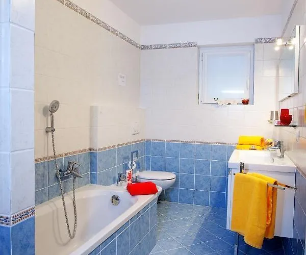 5-1 Of 11 In An Exclusive By Italian Lägenhet Tremezzo